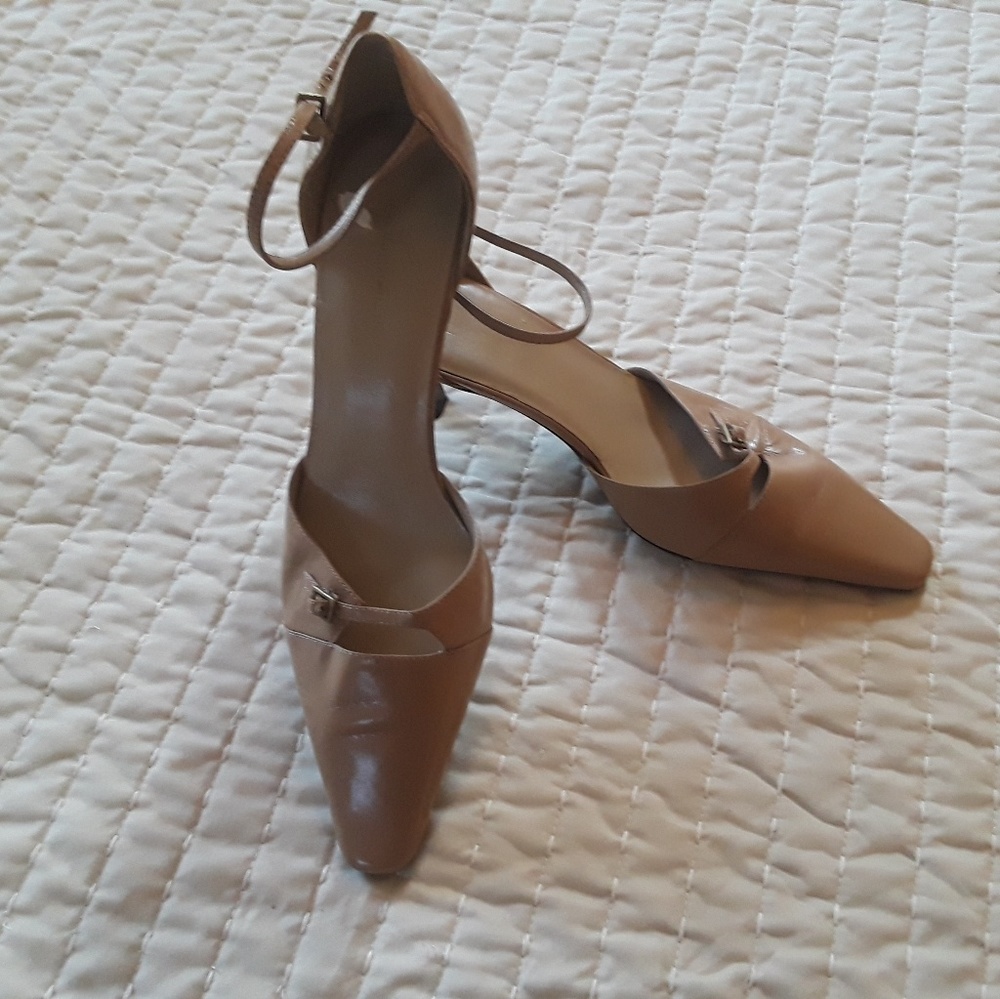 Classy Bandolino Heels